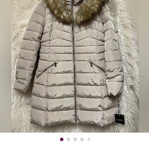 Stylish Beige Puffer Coat with Faux Fur